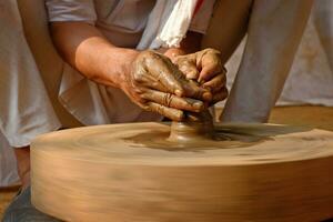 indiano oleiro mãos às trabalhar, Shilpagram, udaipur, rajastão, Índia foto