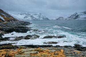 norueguês mar ondas em rochoso costa do lofoten ilhas, Noruega foto