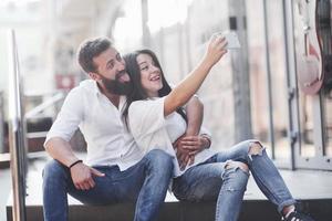 lindo casal feliz se abraçando na rua da cidade. Conceito de estilo de vida, amor e romance foto