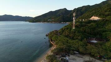 aéreo Visão do a espetacular kurnai praia, gorontalo, Indonésia. cênico aéreo Visão do uma tropical de praia em a ilha foto