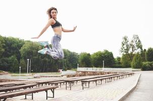 mulher fazendo parkour na cidade em um dia ensolarado foto