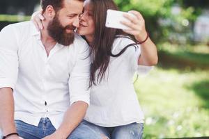 casal romântico enyojing em momentos de felicidade no parque. conceito de estilo de vida amor e ternura foto