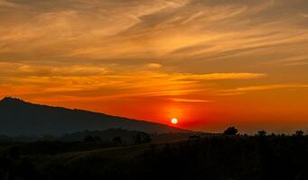 pôr do sol céu em crepúsculo dentro a inverno tarde com laranja ouro pôr do sol nuvem natureza colorida céu fundos, horizonte dourado céu, maravilhoso. foto