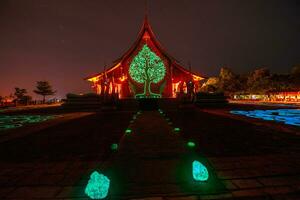 Tailândia têmpora phu prao têmpora ou Sirindhorn wararam, têmpora com lindo luzes este brilho às noite dentro ubon ratchathani província, nordeste região tailândia. foto