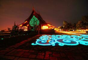 Tailândia têmpora phu prao têmpora ou Sirindhorn wararam, têmpora com lindo luzes este brilho às noite dentro ubon ratchathani província, nordeste região tailândia. foto