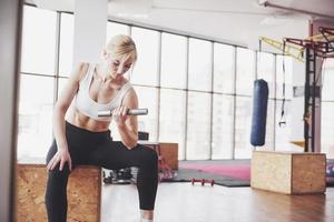 mulher levantando peso no ginásio conceito treino estilo de vida saudável esporte foto
