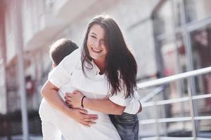 lindo casal feliz se abraçando na rua da cidade. Conceito de estilo de vida, amor e romance foto