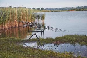 varas de pesca da carpa em tripés especiais. bobinas caras e um sistema de rádio de crochê foto