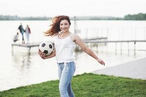 mulher com bola de futebol foto