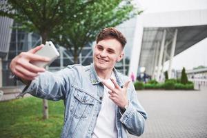 foto de um jovem antes de uma viagem emocionante no aeroporto.