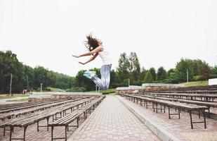 mulher fazendo parkour na cidade em um dia ensolarado foto