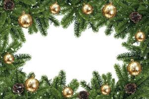 galhos do uma natural Natal árvore com amarelo bolas e cones em uma branco fundo. isolado imagem. Natal árvore galhos quadro, Armação foto
