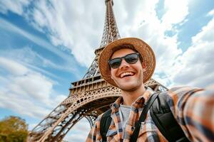 ai gerado jovem masculino viajante levando selfie com fundo do eiffel torre. generativo ai. foto