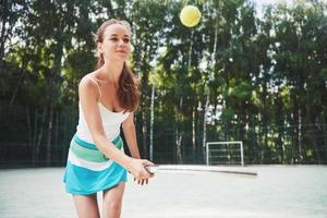 retrato de uma linda mulher praticando tênis. foto
