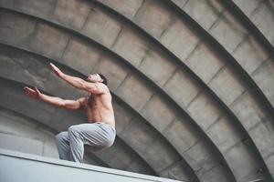 o homem ao ar livre pratica parkour, acrobacias radicais. foto