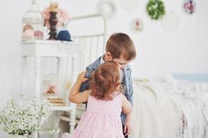 relacionamento entre dois filhos pequenos. Infância feliz foto