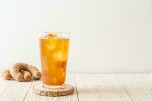 deliciosa bebida doce suco de tamarindo e cubo de gelo foto