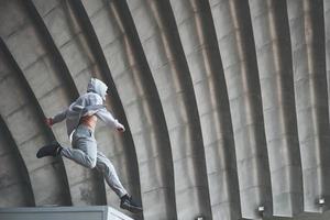 o homem ao ar livre pratica parkour, acrobacias radicais. foto