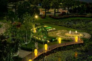 decorar a lâmpadas dentro a ao ar livre jardim às noite. uma parque com festivo decorações. foto