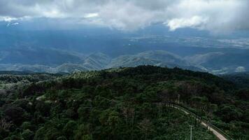 aéreo Visão do tropical floresta com névoa dentro a manhã. topo Visão a partir de zangão do lindo montanha tropical floresta durante inverno dentro tailândia. natural panorama fundo. foto