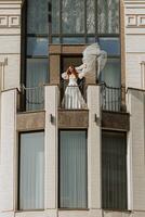 noiva com uma véu em a hotel sacada dentro uma Casamento vestir, cópia de espaço, livre espaço foto