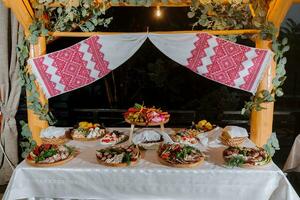 cossaco mesa dentro a melhor restaurantes. festivo mesa às a casamento. nacional ucraniano cozinha. gordo, salsichas, álcool. refeições. foto