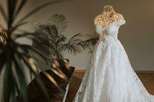 mulheres Casamento vestir dentro casa quarto em manequim, preparação para Casamento cerimônia, da noiva manhã às casa foto