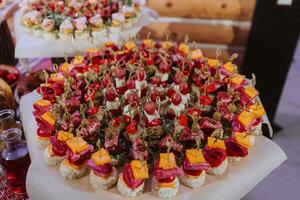 cossaco mesa dentro a melhor restaurantes. festivo mesa às a casamento. nacional ucraniano cozinha. gordo, salsichas, álcool. refeições. foto