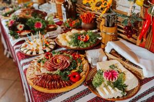 cossaco mesa dentro a melhor restaurantes. festivo mesa às a casamento. nacional ucraniano cozinha. gordo, salsichas, álcool. refeições. foto