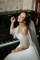retrato do uma lindo menina dentro uma Casamento vestir e uma guirlanda do fresco flores em dela cabeça, jogando a piano, jogando sozinho foto