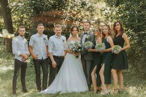 a noiva e noivo comemoro seus Casamento com amigos ao ar livre depois de a cerimônia foto