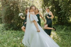 uma noiva comemora dela Casamento com amigos ao ar livre depois de a cerimônia foto