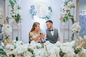 presídio do a noiva e noivo às a casamento. tudo é quase pronto para a Casamento celebração. Casamento banquete foto