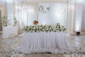 presídio do a noiva e noivo às a casamento. tudo é quase pronto para a Casamento celebração. Casamento banquete foto