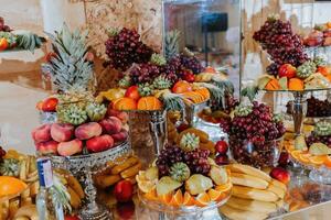 Casamento decorações. recepção. bufê. frutas e queijo em pratos com pão dentro caixas. Comida Barra decorado de flores e lanters foto