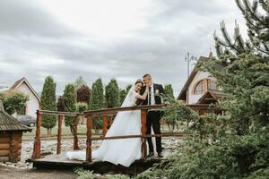 a noiva e noivo pose contra a fundo do verde árvores Casamento andar dentro natureza dentro a parque foto