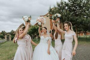 grupo retrato do a noiva e damas de honra tendo Diversão. casamento. uma noiva dentro uma Casamento vestir e dela amigos dentro Rosa vestidos em a Casamento dia. à moda Casamento dentro pó cor. conceito do casado. foto