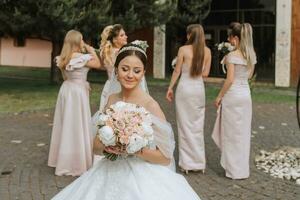 grupo retrato do a noiva e damas de honra tendo Diversão. casamento. uma noiva dentro uma Casamento vestir e dela amigos dentro Rosa vestidos em a Casamento dia. à moda Casamento dentro pó cor. conceito do casado. foto