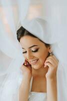 lindo noiva. retrato. Casamento Maquiagem Penteado, linda jovem mulher dentro branco vestir às lar. Series foto