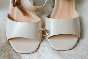 decorativo ouro mulheres Casamento anel com diamante e Casamento argolas fechar-se entre bege couro mulheres Casamento sapatos foto