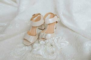 Casamento conceito. da noiva sapatos e véu. a da noiva liga é branco foto