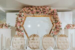 presídio do a noiva e noivo às a casamento. tudo é quase pronto para a Casamento celebração. uma Casamento banquete, muitos flores, uma rico e refinado Casamento foto