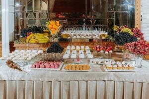 uma delicioso casamento. doce Barra com vários chocolates. fruta mesa. celebração conceito. elegante sobremesas. mesa com doces, doces. foto