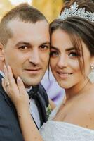 retrato do feliz Casamento casal, noiva e noivo dentro outono floresta, parque posando perto pedra escadaria. uma homem dentro uma terno, uma menina dentro uma Casamento vestir. noivo Beijos dele namorada. foto a partir de acima