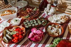 lanches às a casamento, queijo, salsicha, vegetais, carne produtos, cossaco mesa às a ucraniano casamento. foto