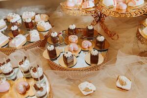 uma delicioso casamento. doce Barra com vários chocolates. fruta mesa. celebração conceito. elegante sobremesas. mesa com doces, doces. foto