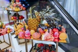 uma bufê com fruta, champanhe e frio bebidas organizado dentro uma restaurante em uma Casamento dia ou aniversário foto