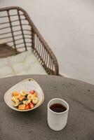 copo do café e aveia com fruta em a mesa. foto