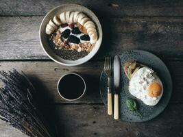 saudável café da manhã com omelete, granola e café em de madeira mesa foto