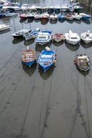 barcos atracados em um cais foto